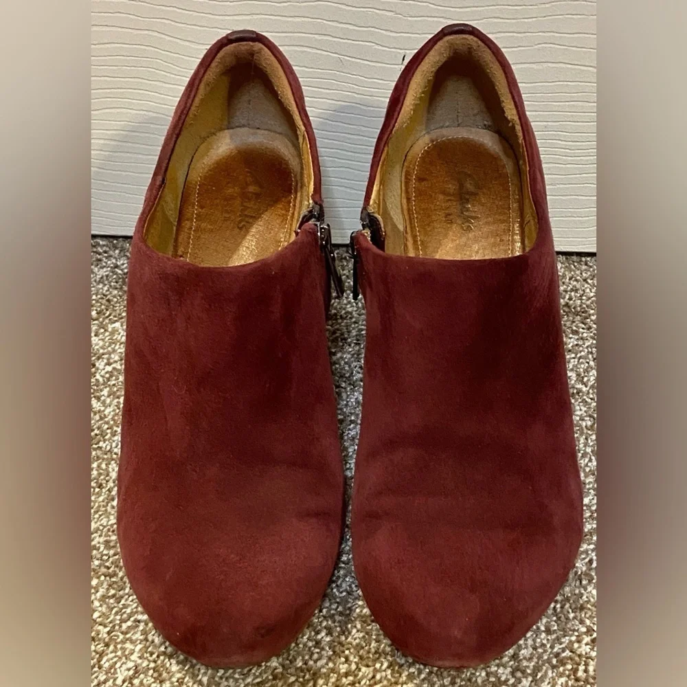 Clarks Artisan Burgundy Wine Suede Side Zipper Wedge Ankle Boot Sz 9